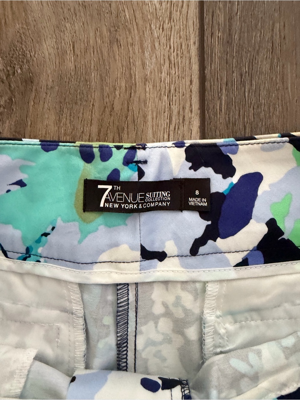 New York & Company Aqua Blue Multi-Print Mid Waist Shorts Size 8 - Picture 4 of 8